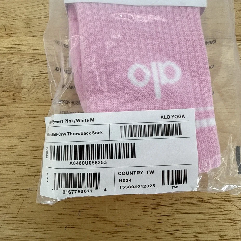 NWT Alo Yoga‎ Unisex Half-Crew Throwback Sock Size Medium Pink Rose Preppy Gym